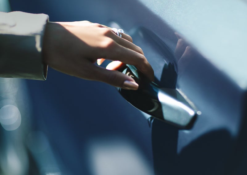 A hand gracefully grips the Light Touch Handle of a 2024 Lincoln Aviator® SUV to demonstrate its ease of use | Jenkins & Wynne Lincoln in Clarksville TN